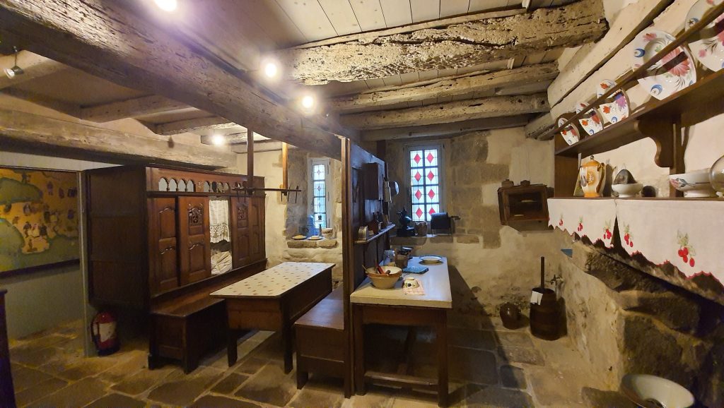 Le Drusthuil dans sa configuration traditionnelle, séparant l'espace cuisine de la "salle à manger". Musée du Marquisat à Pont-Croix. (Photo N.ligavan)